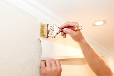 Pose de papier peint à Esténos — revêtements muraux et toiles de verre